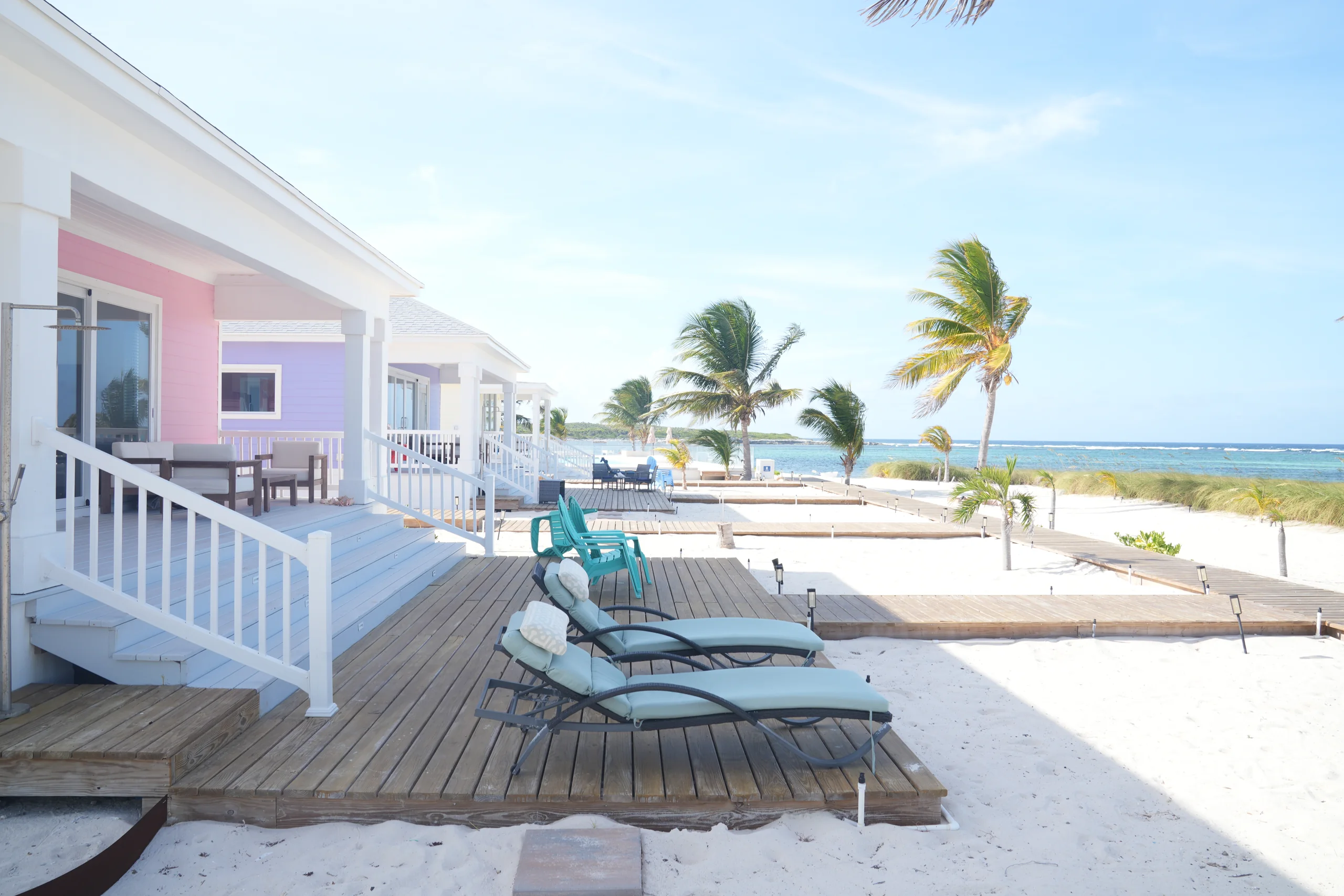 A bedroom opening onto the bay